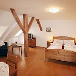 Πανσιόν U Chodskeho Hradu 4*